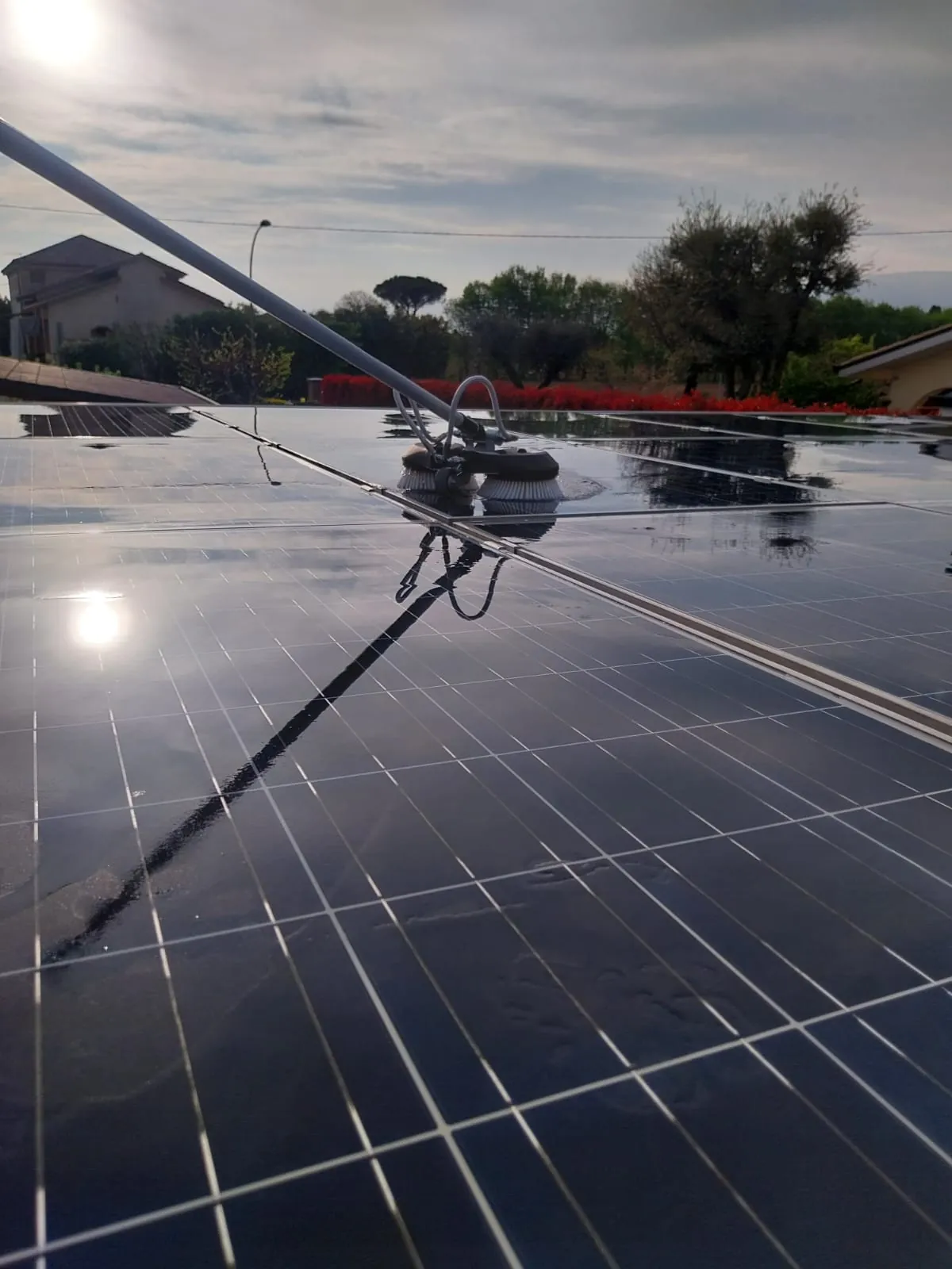 Pannello fotovoltaico bagnato e lucido durante il lavaggio